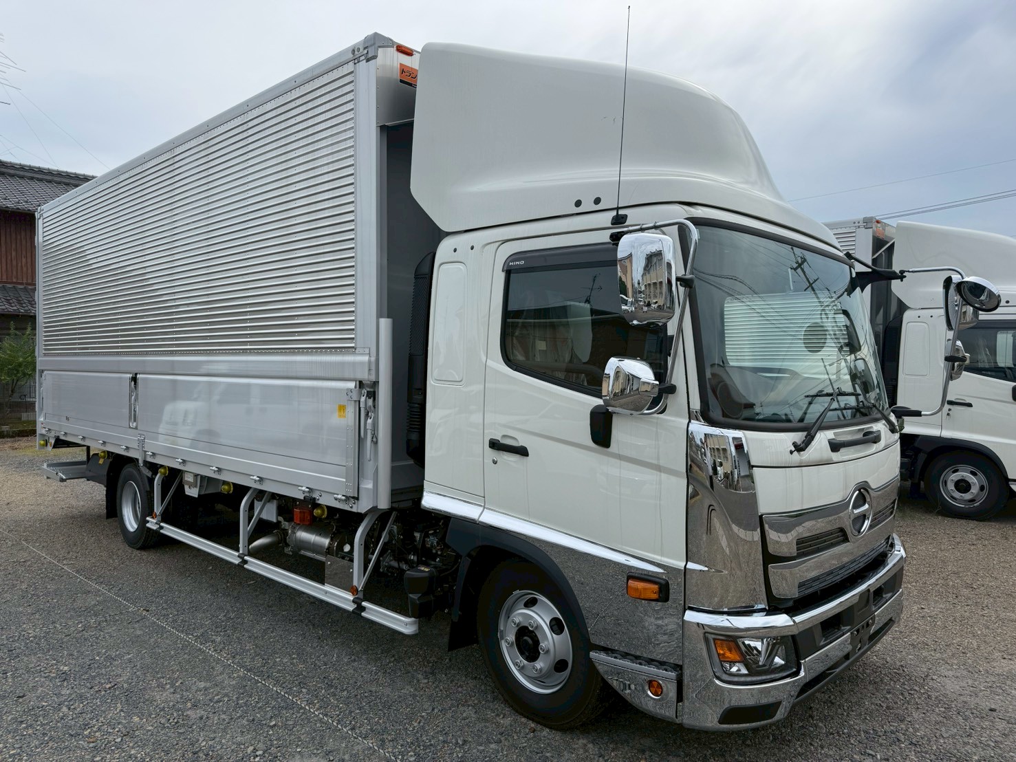 日野 中型ワイド  アルミウィング 2PG-FD2ABA