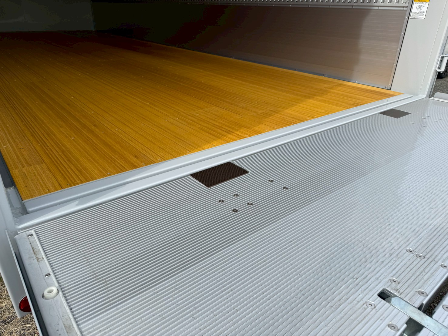 日野 中型ワイド  アルミウィング 2PG-FD2ABA