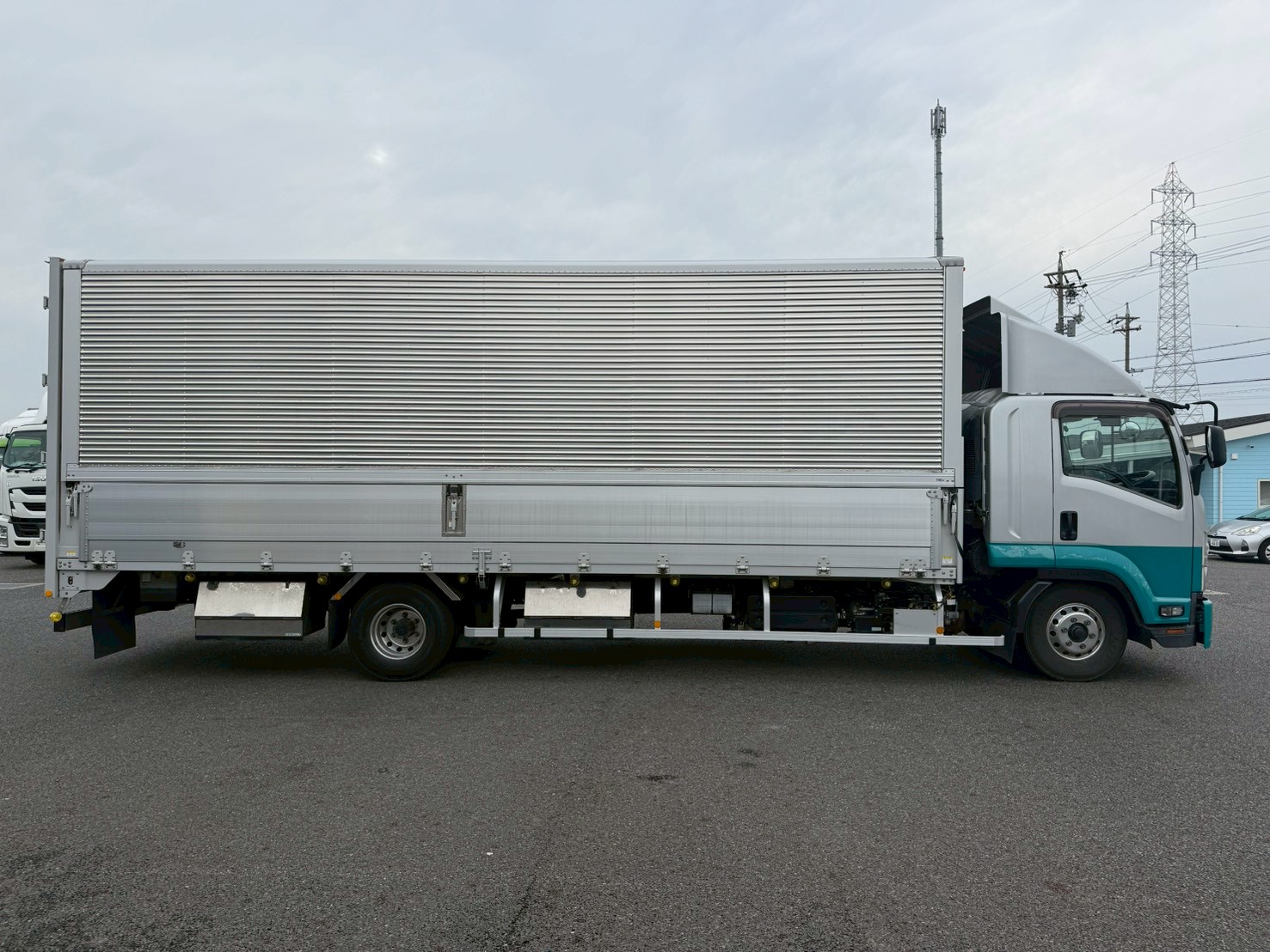 いすゞ 中型ワイド フォワード アルミウィング 2RG-FRR90T2