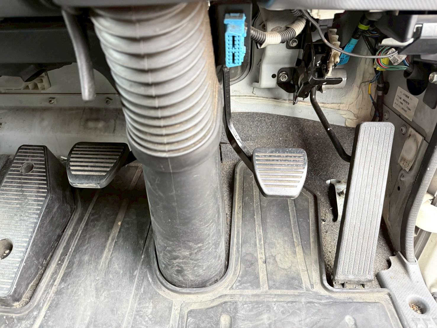 いすゞ 中型ワイド フォワード アルミウィング 2RG-FRR90S2